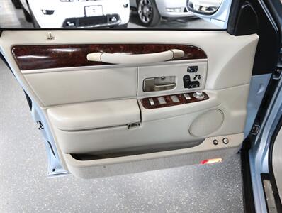 2011 Lincoln Town Car Signature Limited - Photo 26 - Addison, IL 60101