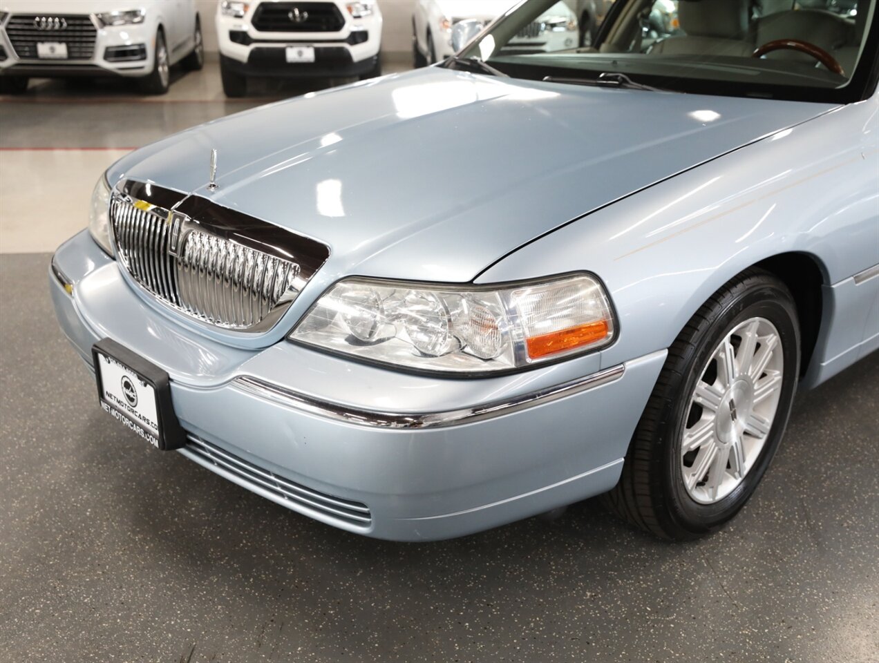2011 Lincoln Town Car Signature Limited - Photo 3 - Addison, IL 60101