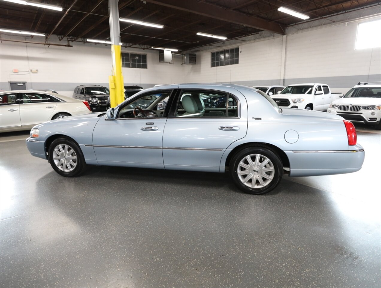 2011 Lincoln Town Car Signature Limited - Photo 14 - Addison, IL 60101