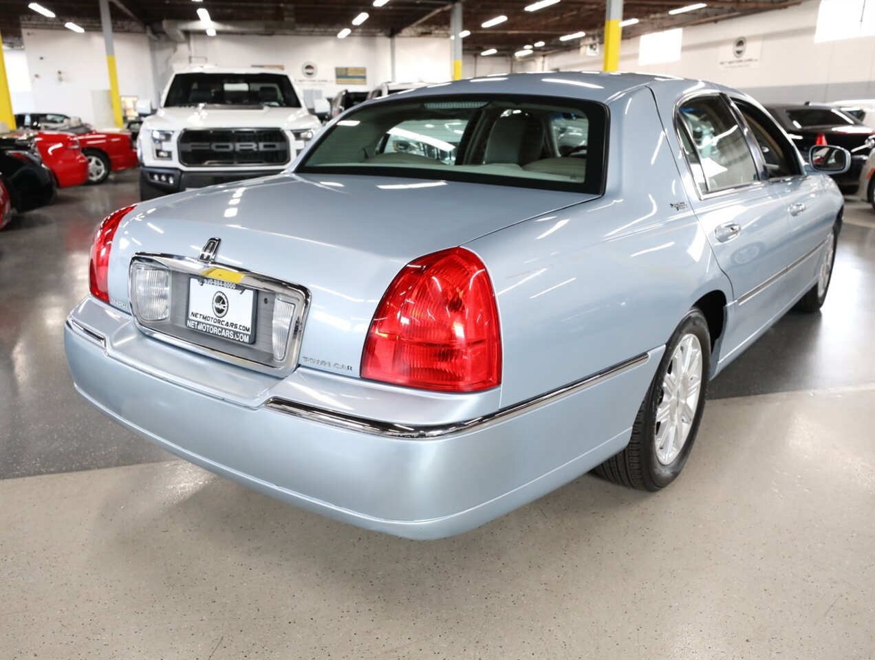 2011 Lincoln Town Car Signature Limited - Photo 10 - Addison, IL 60101