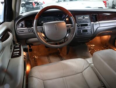 2011 Lincoln Town Car Signature Limited - Photo 25 - Addison, IL 60101