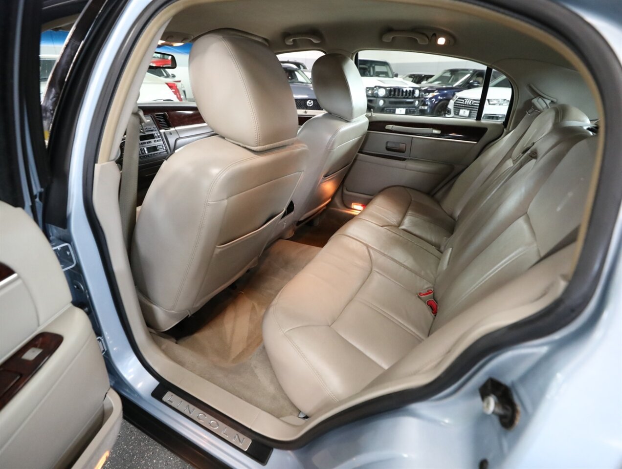 2011 Lincoln Town Car Signature Limited - Photo 23 - Addison, IL 60101