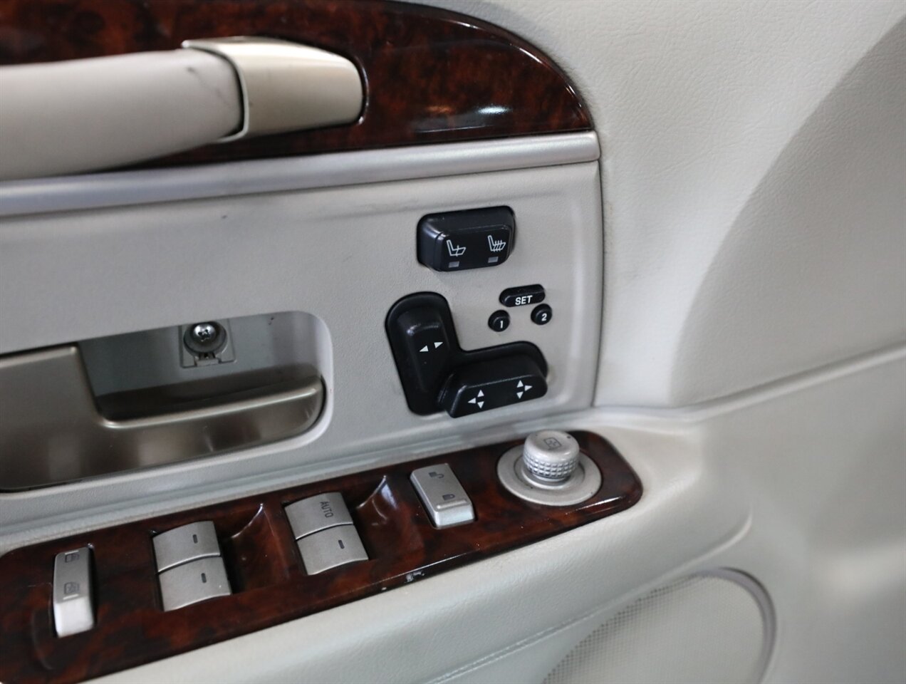 2011 Lincoln Town Car Signature Limited - Photo 27 - Addison, IL 60101