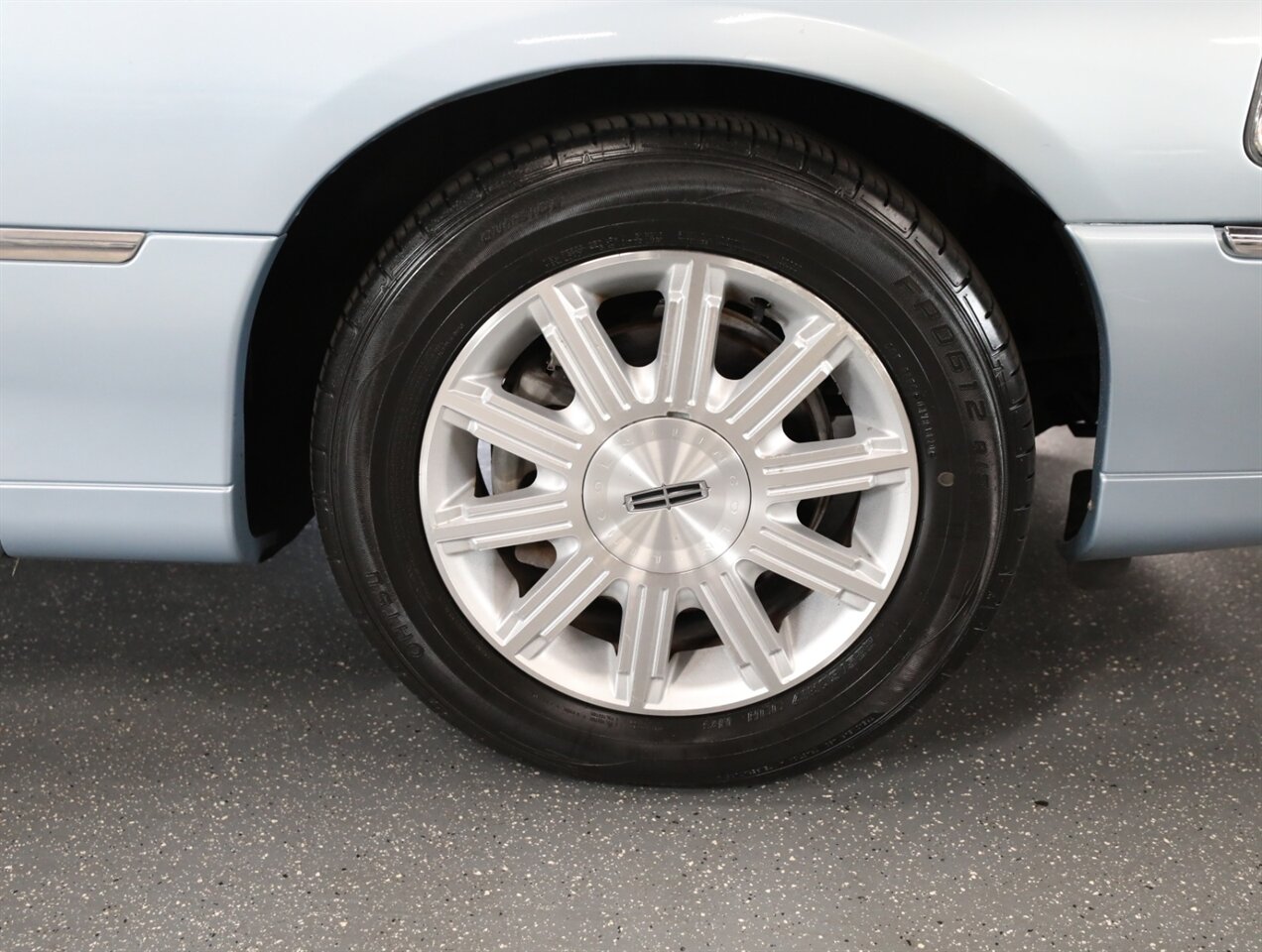 2011 Lincoln Town Car Signature Limited - Photo 37 - Addison, IL 60101