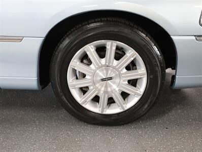 2011 Lincoln Town Car Signature Limited - Photo 37 - Addison, IL 60101