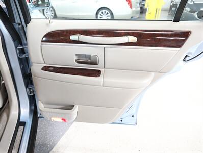 2011 Lincoln Town Car Signature Limited - Photo 18 - Addison, IL 60101