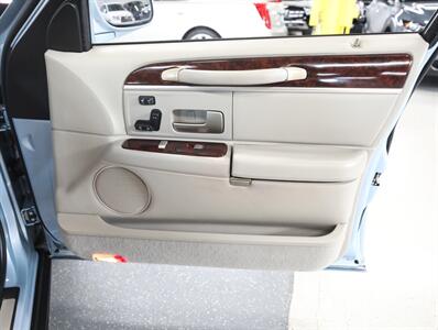 2011 Lincoln Town Car Signature Limited - Photo 15 - Addison, IL 60101