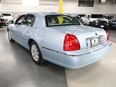 2011 Lincoln Town Car Signature Limited - Photo 12 - Addison, IL 60101