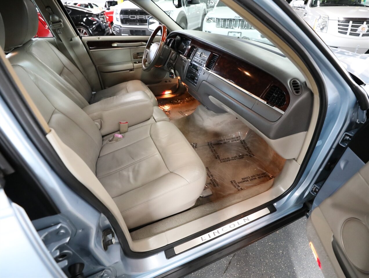 2011 Lincoln Town Car Signature Limited - Photo 16 - Addison, IL 60101