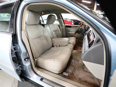 2011 Lincoln Town Car Signature Limited - Photo 17 - Addison, IL 60101