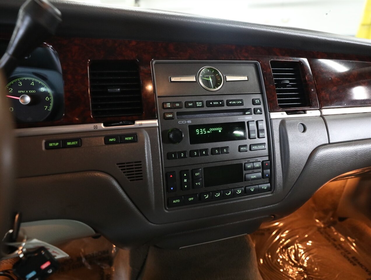 2011 Lincoln Town Car Signature Limited - Photo 30 - Addison, IL 60101