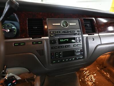 2011 Lincoln Town Car Signature Limited - Photo 30 - Addison, IL 60101