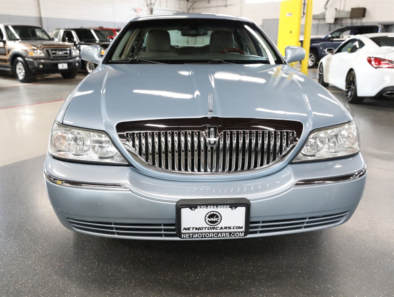 2011 Lincoln Town Car Signature Limited - Photo 6 - Addison, IL 60101