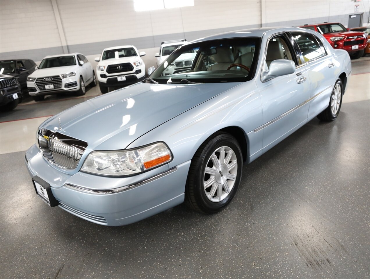 2011 Lincoln Town Car Signature Limited - Photo 4 - Addison, IL 60101
