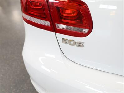 2016 Volkswagen Eos Komfort Edition   - Photo 11 - Addison, IL 60101
