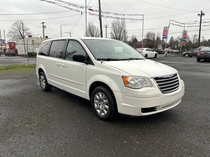 The 2009 Chrysler Town & Country LX photos