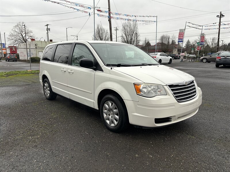 2009 Chrysler Town & Country LX photo