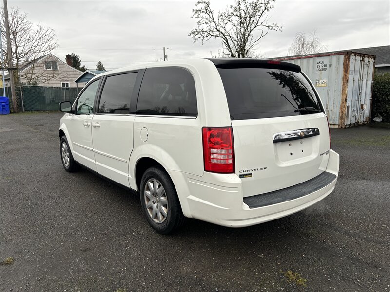 2009 Chrysler Town & Country LX photo