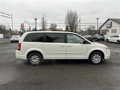 2009 Chrysler Town & Country LX   - Photo 4 - Portland, OR 97266