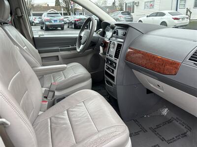2009 Chrysler Town & Country LX   - Photo 11 - Portland, OR 97266