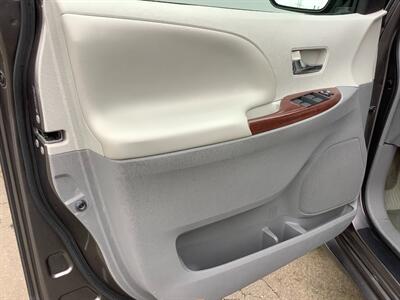 2014 Toyota Sienna XLE 8-Passenger - Photo 11 - Crest Hill, IL 60403