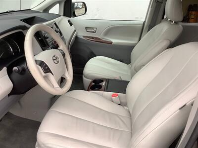 2014 Toyota Sienna XLE 8-Passenger - Photo 14 - Crest Hill, IL 60403