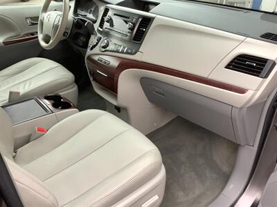 2014 Toyota Sienna XLE 8-Passenger - Photo 26 - Crest Hill, IL 60403