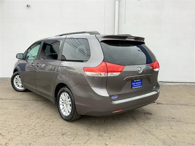 2014 Toyota Sienna XLE 8-Passenger - Photo 4 - Crest Hill, IL 60403