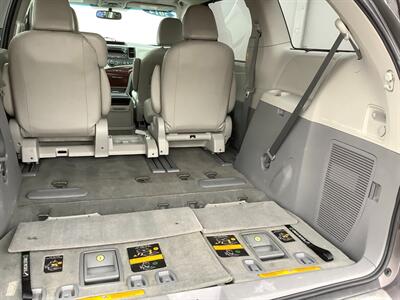 2014 Toyota Sienna XLE 8-Passenger - Photo 31 - Crest Hill, IL 60403
