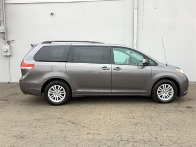 2014 Toyota Sienna XLE 8-Passenger - Photo 7 - Crest Hill, IL 60403