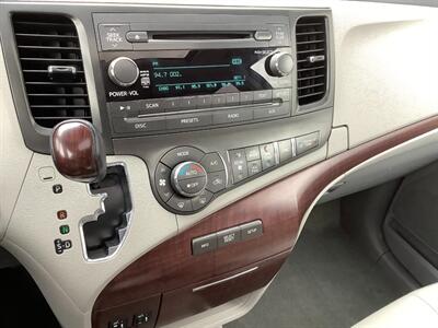 2014 Toyota Sienna XLE 8-Passenger - Photo 16 - Crest Hill, IL 60403
