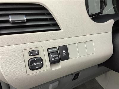 2014 Toyota Sienna XLE 8-Passenger - Photo 19 - Crest Hill, IL 60403