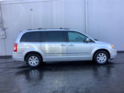 2010 Chrysler Town & Country Touring Plus   - Photo 6 - Crest Hill, IL 60403