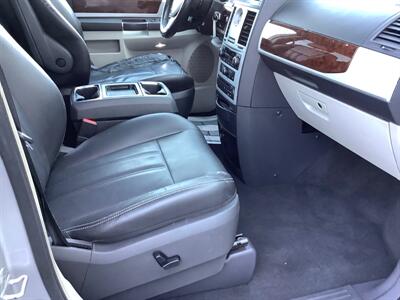 2010 Chrysler Town & Country Touring Plus   - Photo 23 - Crest Hill, IL 60403