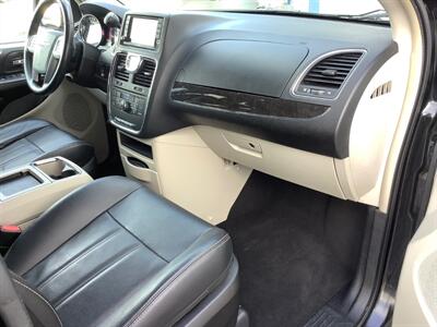 2013 Chrysler Town & Country Touring   - Photo 28 - Crest Hill, IL 60403