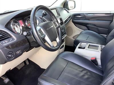 2013 Chrysler Town & Country Touring   - Photo 15 - Crest Hill, IL 60403