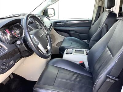2013 Chrysler Town & Country Touring   - Photo 14 - Crest Hill, IL 60403