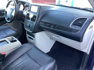 2012 Chrysler Town & Country Touring-L   - Photo 30 - Crest Hill, IL 60403