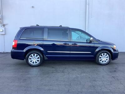 2012 Chrysler Town & Country Touring-L   - Photo 8 - Crest Hill, IL 60403