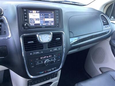 2012 Chrysler Town & Country Touring-L   - Photo 19 - Crest Hill, IL 60403
