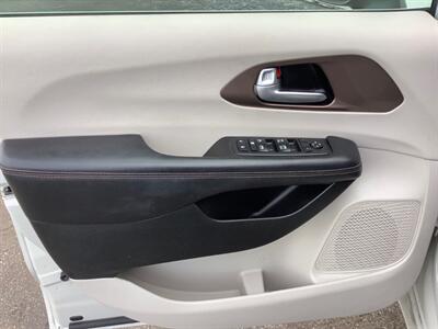 2017 Chrysler Pacifica Touring-L - Photo 11 - Crest Hill, IL 60403