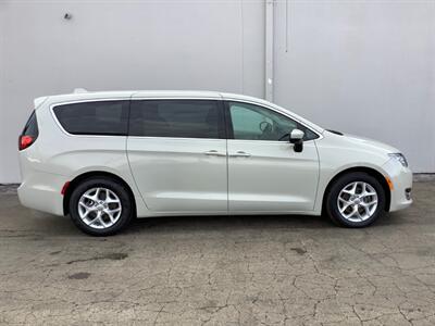 2017 Chrysler Pacifica Touring-L - Photo 7 - Crest Hill, IL 60403