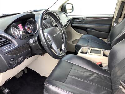 2012 Chrysler Town & Country Touring   - Photo 16 - Crest Hill, IL 60403
