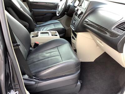 2012 Chrysler Town & Country Touring   - Photo 27 - Crest Hill, IL 60403