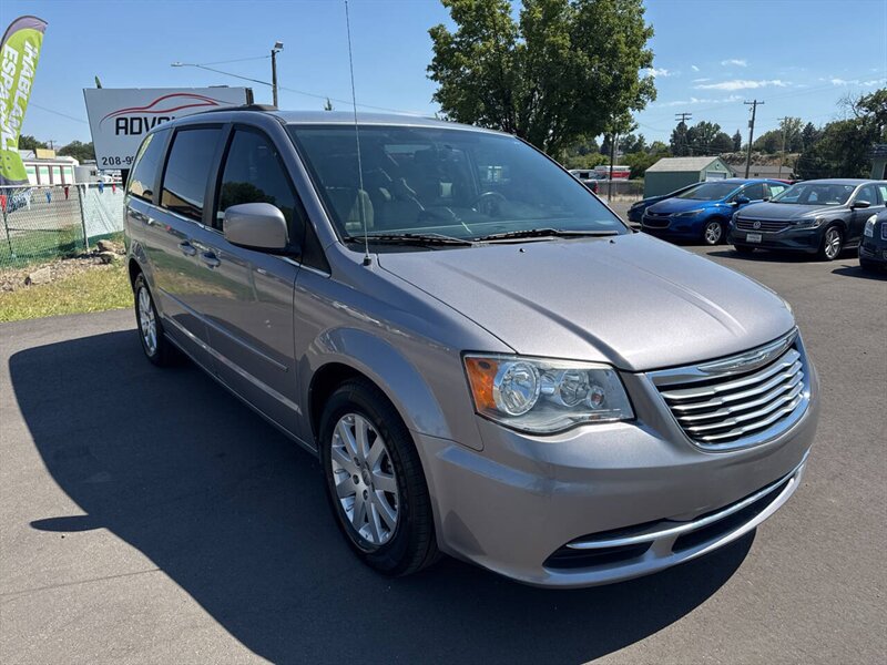 2016 Chrysler Town & Country LX