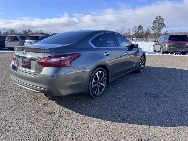 2017 Nissan Altima SR - Photo 4 - Brainerd, MN 56401