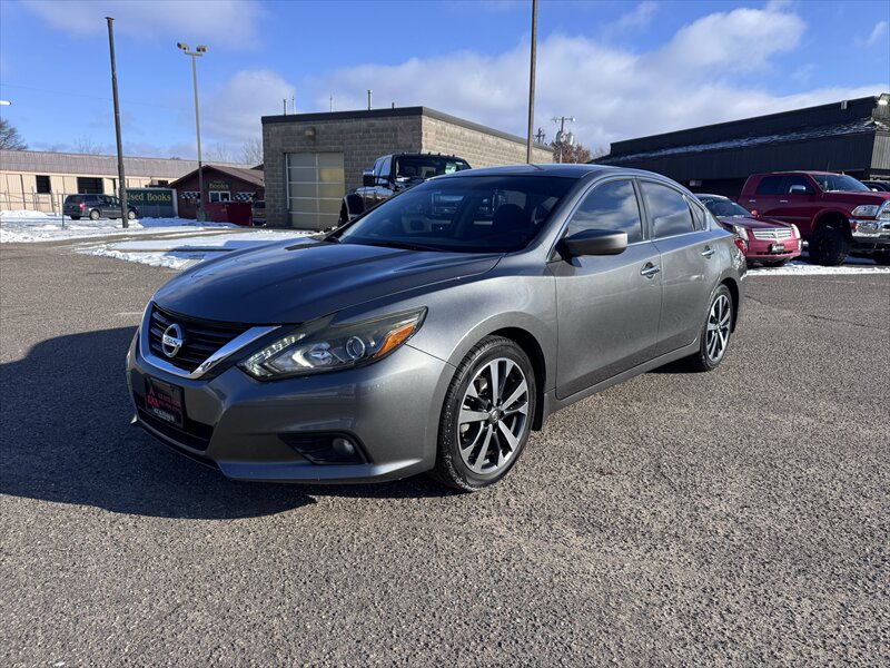 2017 Nissan Altima SR   - Photo 1 - Brainerd, MN 56401