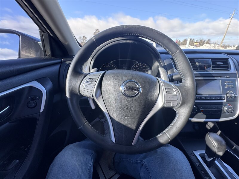 2017 Nissan Altima SR - Photo 11 - Brainerd, MN 56401