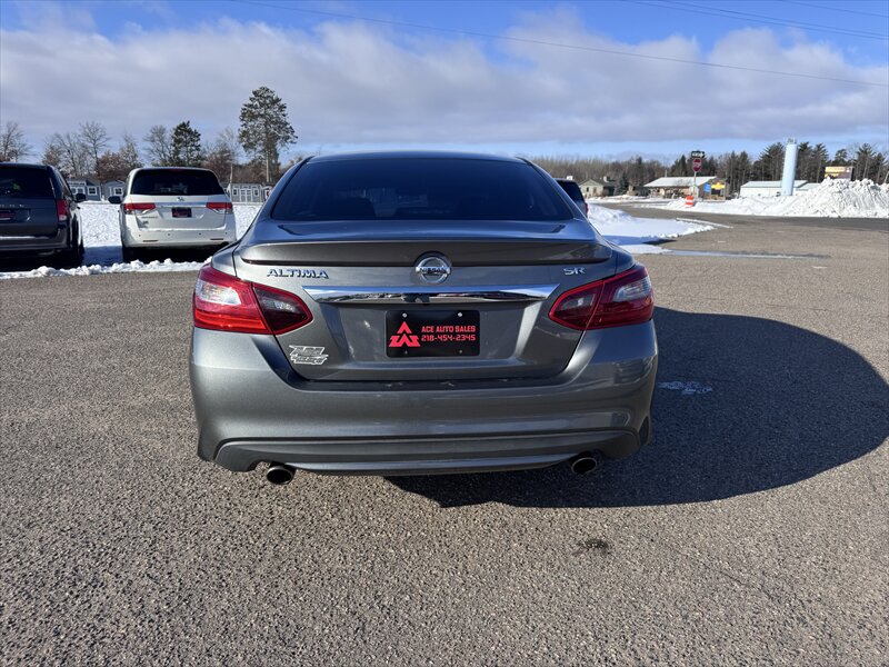 2017 Nissan Altima SR - Photo 8 - Brainerd, MN 56401