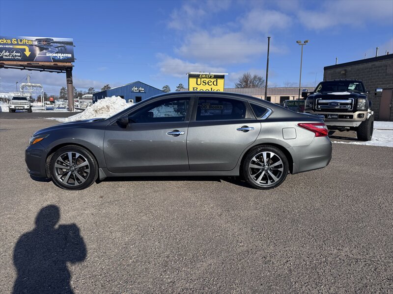 2017 Nissan Altima SR - Photo 5 - Brainerd, MN 56401